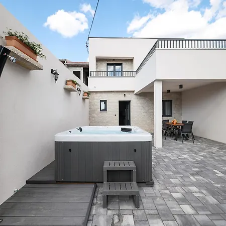 Villa Elegant With Jacuzzi In Suko An