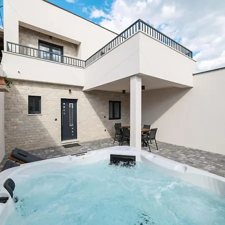 Elegant With Jacuzzi In Suko An Sukošan