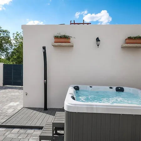Elegant With Jacuzzi In Suko An