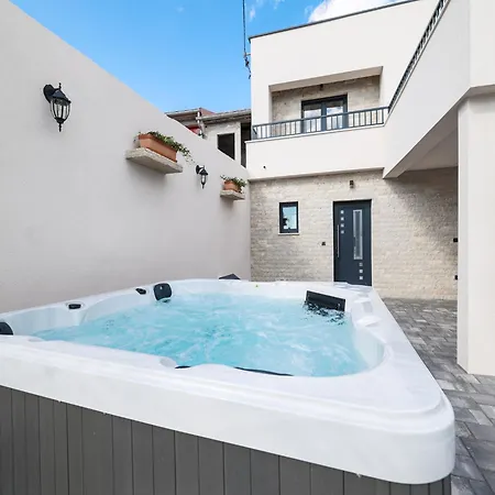 Elegant With Jacuzzi In Suko An Sukošan