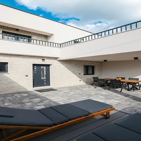Elegant With Jacuzzi In Suko An