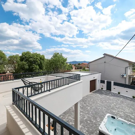 Villa Elegant With Jacuzzi In Suko An *